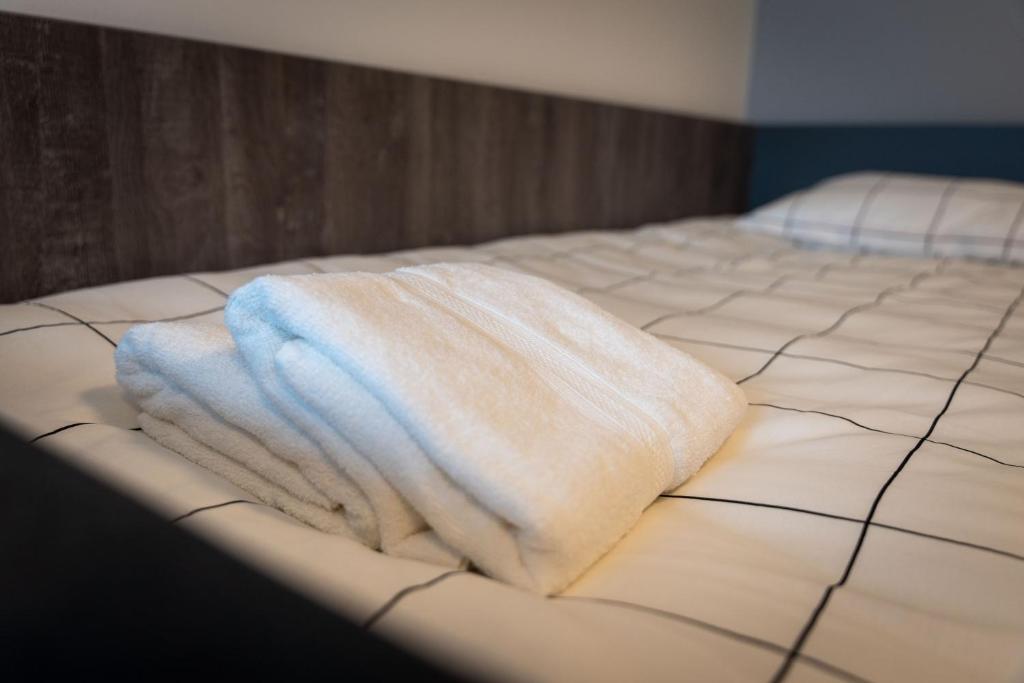 Postel nebo postele na pokoji v ubytování REAL Suites