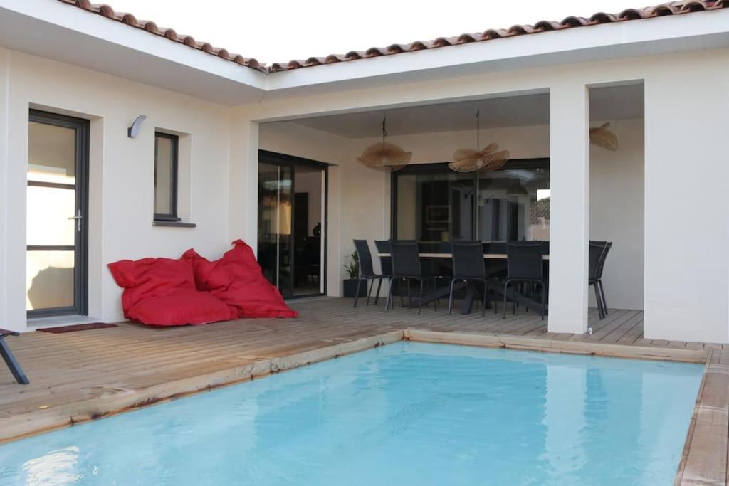 a house with a swimming pool and a patio at Villa Augusta pour 10 personnes - 4 étoiles in Villevieille