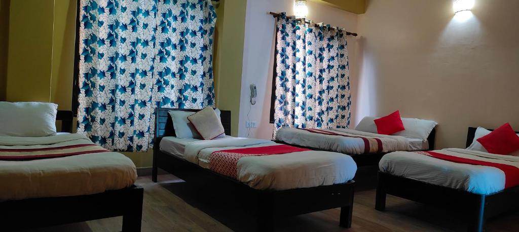Rúm í herbergi á Hotel August International