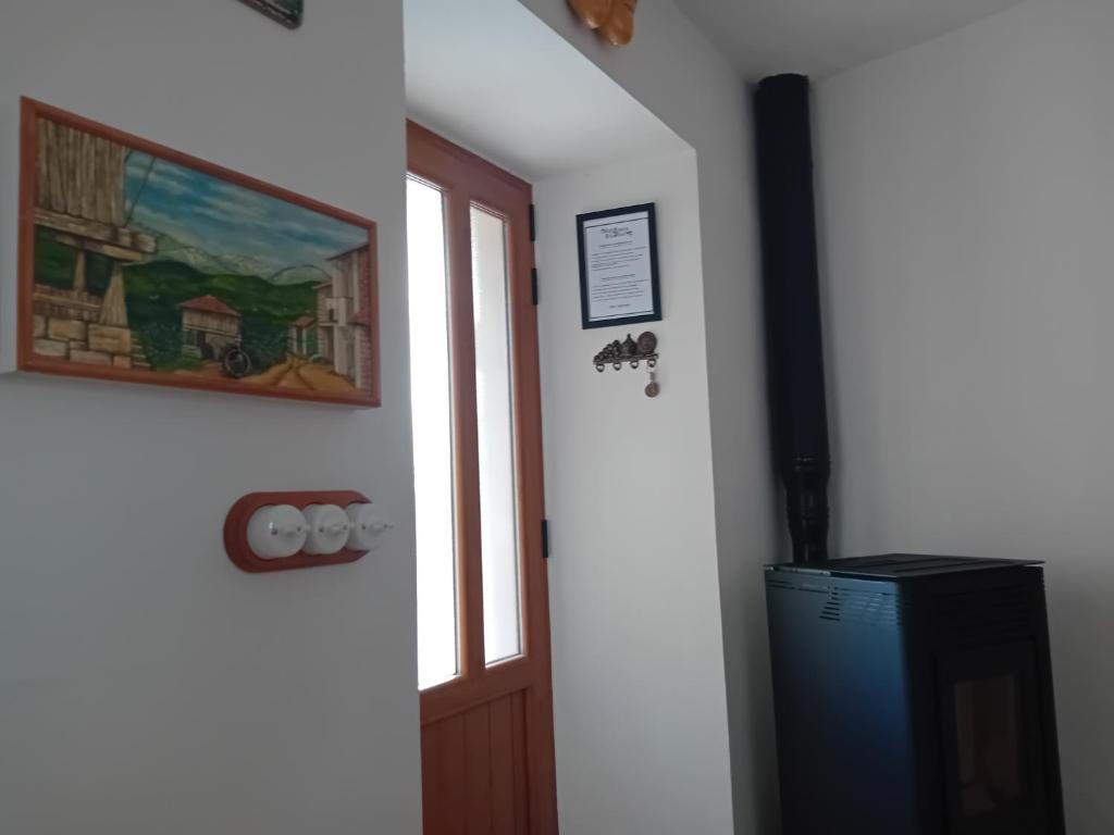 Telewizja i/lub zestaw kina domowego w obiekcie Stone Cottage O CEBREIRO