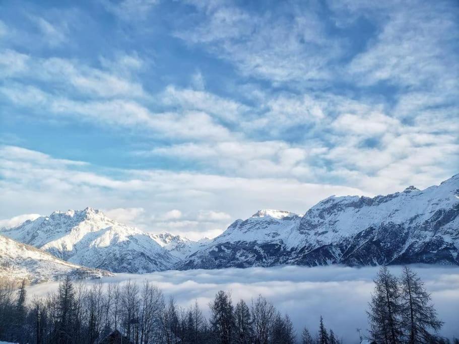 - une vue sur une chaîne de montagnes avec des montagnes enneigées dans l'établissement Appartement au ski avec vue, à Narreyroux