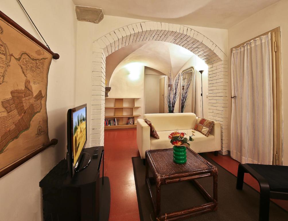 フィレンツェにあるApartments Florence Pandolfini Quartierinoのリビングルーム(ソファ、テーブル付)
