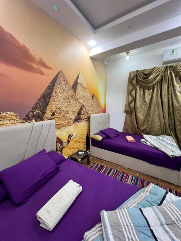 Postel nebo postele na pokoji v ubytování 2 Jana Pyramids view inn