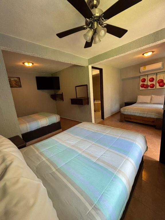 Postel nebo postele na pokoji v ubytování Hotel Real Campestre Tepetoci