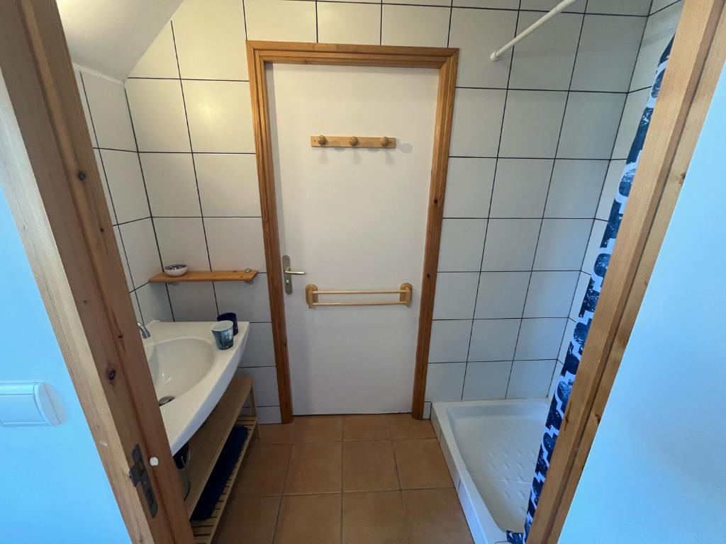 une salle de bain avec une baignoire, un lavabo et des toilettes dans l'établissement Maison à 300m de la mer, à Trégunc