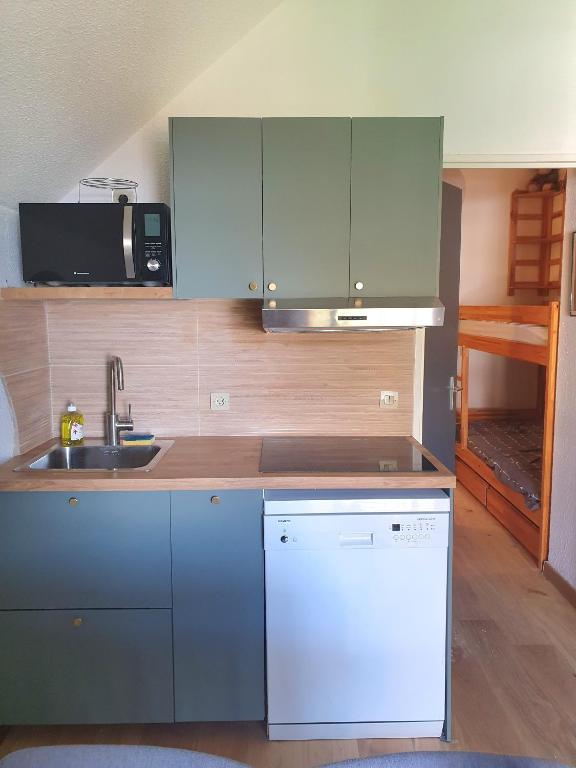 Kuchyň nebo kuchyňský kout v ubytování Pléiades , Apt 5 p, 1 grande chambre, un coin montagne et une place de parking , belle vue