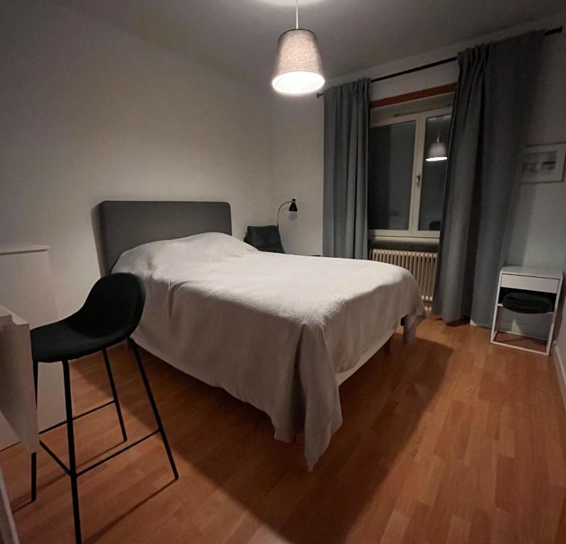 Postel nebo postele na pokoji v ubytování Room in Falun