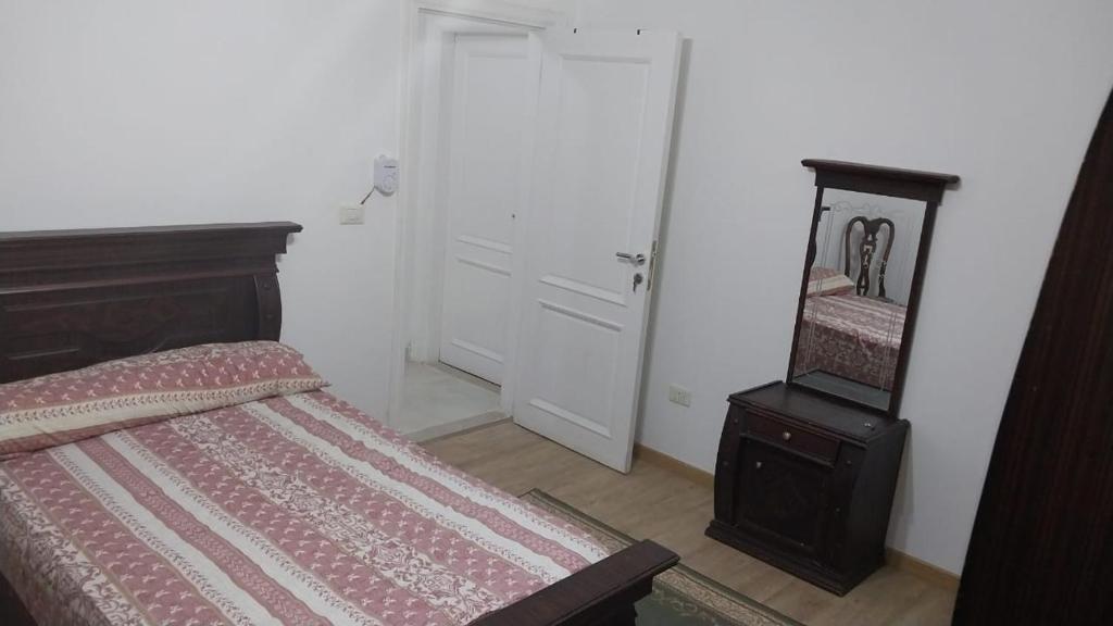 Ein Bett oder Betten in einem Zimmer der Unterkunft New capital Shared Rooms men only