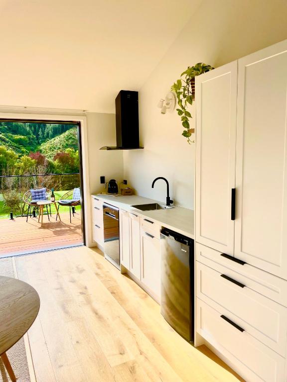 Kuchyň nebo kuchyňský kout v ubytování Modern Country Retreat