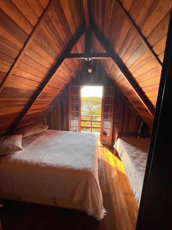 Postel nebo postele na pokoji v ubytování Chalé Represa Varanda do Sol Joanópolis