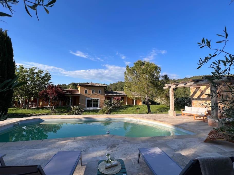 - une piscine avec une terrasse et une maison dans l'établissement Luxe et charme en Provence, à Draguignan