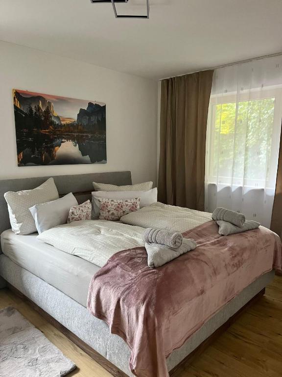 Postel nebo postele na pokoji v ubytování FeWo Nr 1 Iller im Allgäu mit Balkon Bergblick