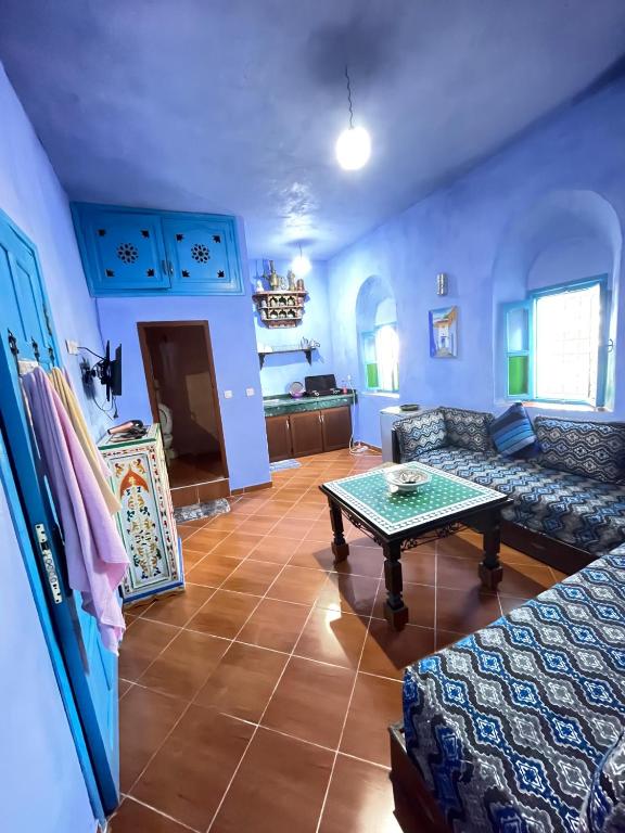 Een bed of bedden in een kamer bij Dar Mdaqa