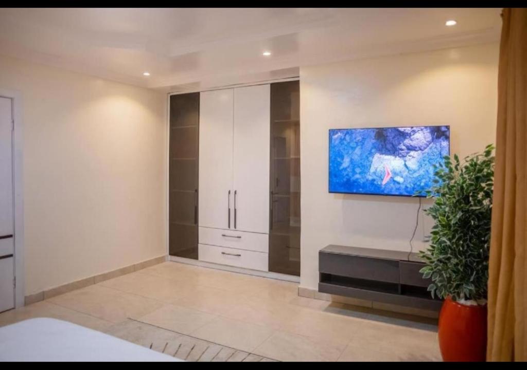 TV a/nebo společenská místnost v ubytování West End Mansion