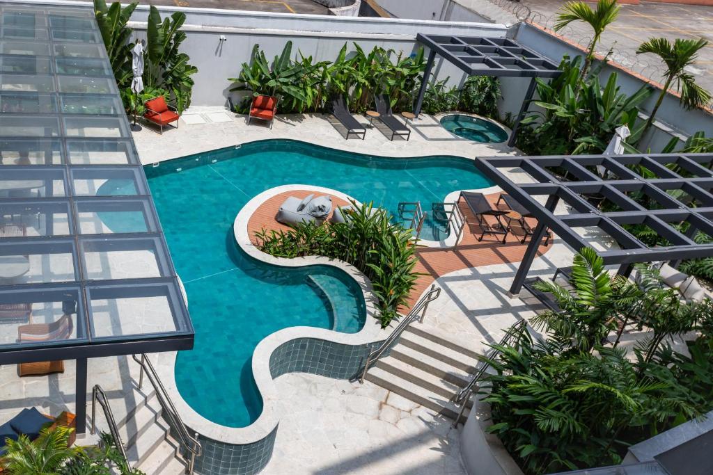 Hotel Unhotel Forma Leblon Perto da Rua Dias Ferreira, an overhead view of a swimming pool on a building at Unhotel Forma Leblon Perto da Rua Dias Ferreira in Rio de Janeiro