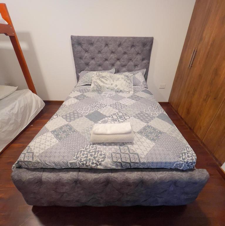 Postel nebo postele na pokoji v ubytování Amplio Departamento Familiar en Loja