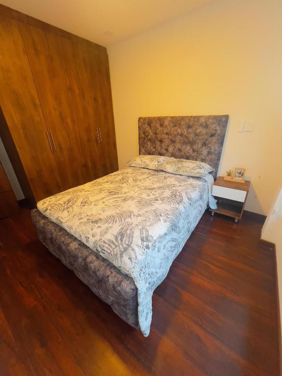 Postel nebo postele na pokoji v ubytování Amplio Departamento Familiar en Loja