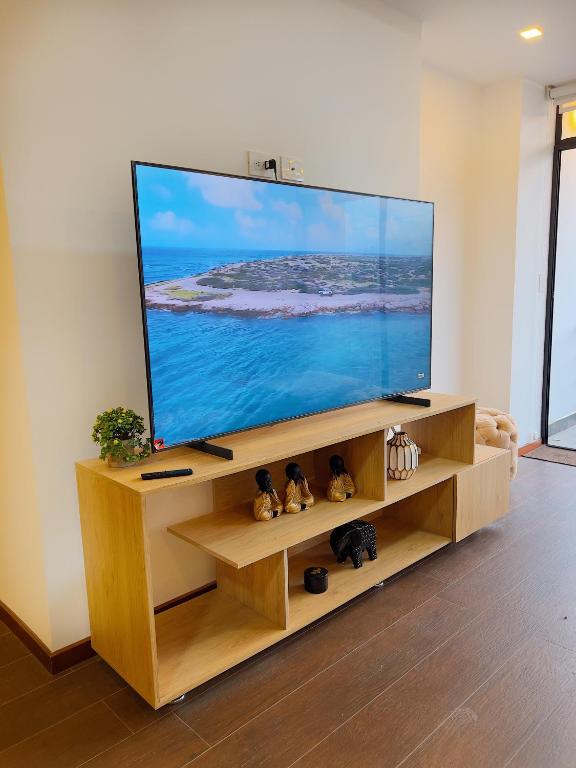 TV a/nebo společenská místnost v ubytování Amplio Departamento Familiar en Loja