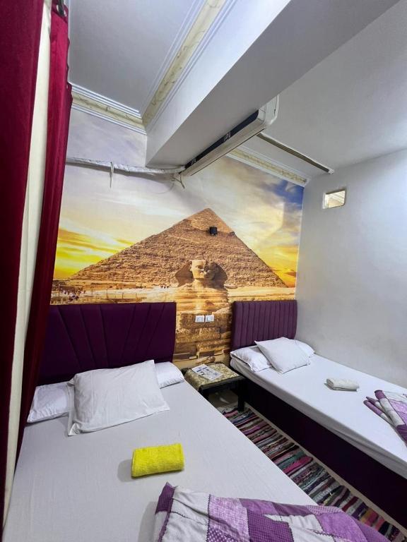 Postel nebo postele na pokoji v ubytování Jana pyramids view in 3