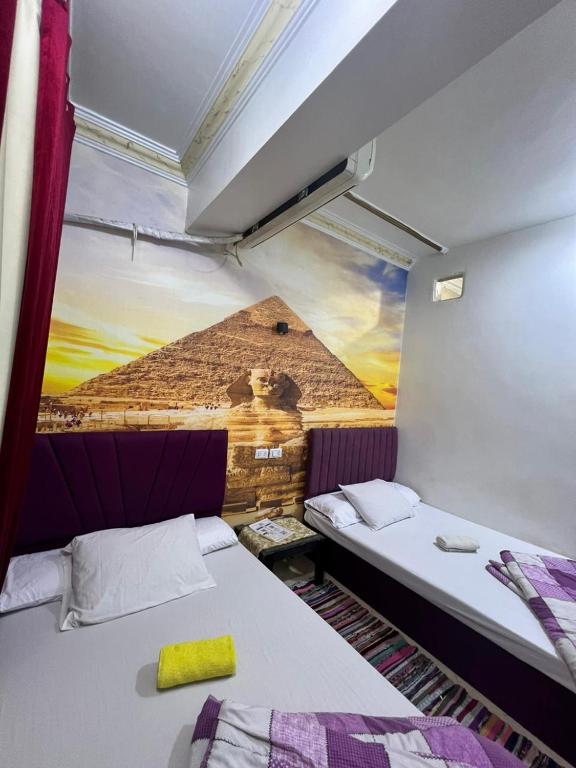 Postel nebo postele na pokoji v ubytování Jana pyramids view in 3