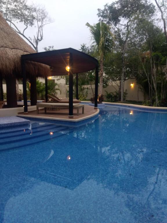 Bazén v ubytování Casa de lujo Ka'an Maya acceso SwimUp a la piscina nebo v jeho okolí
