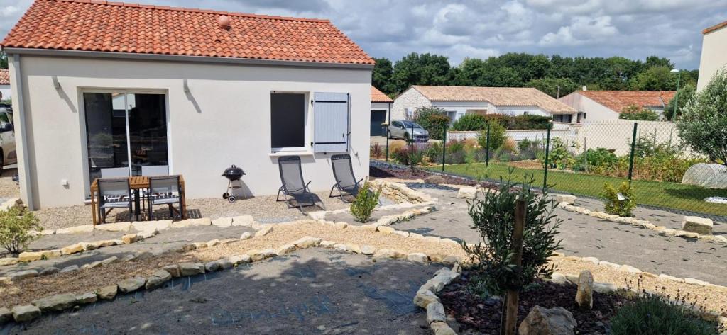 une maison avec une cour et un étang dans l'établissement Maison vendéene bord de mer - env 1 km plage-, à Saint-Vincent-sur-Jard