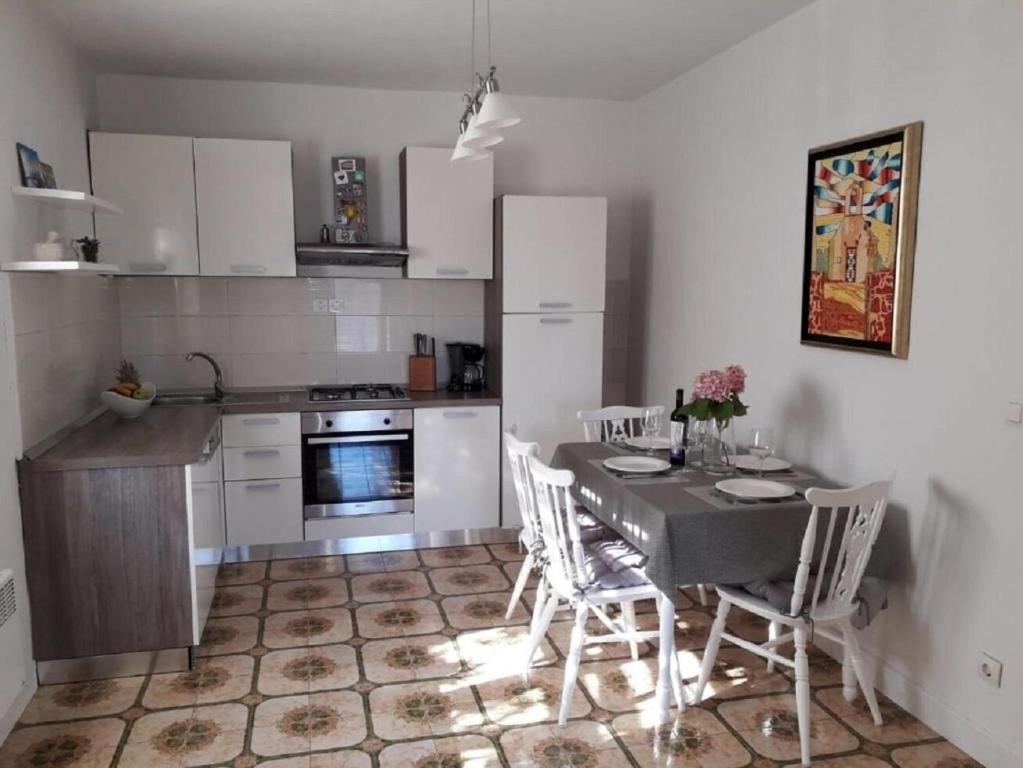 Zdjęcie z galerii obiektu Apartments Dioniza w mieście Jelsa