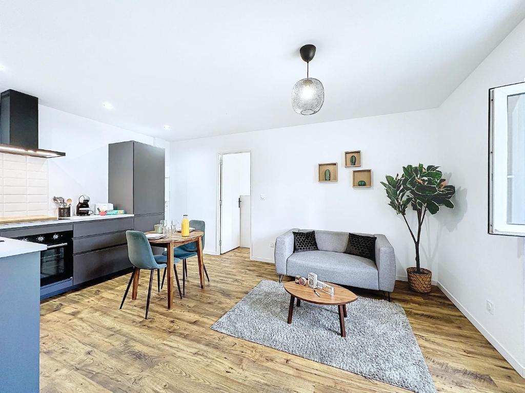 un salon avec un canapé et une table dans l'établissement Ty Podic, à Brest