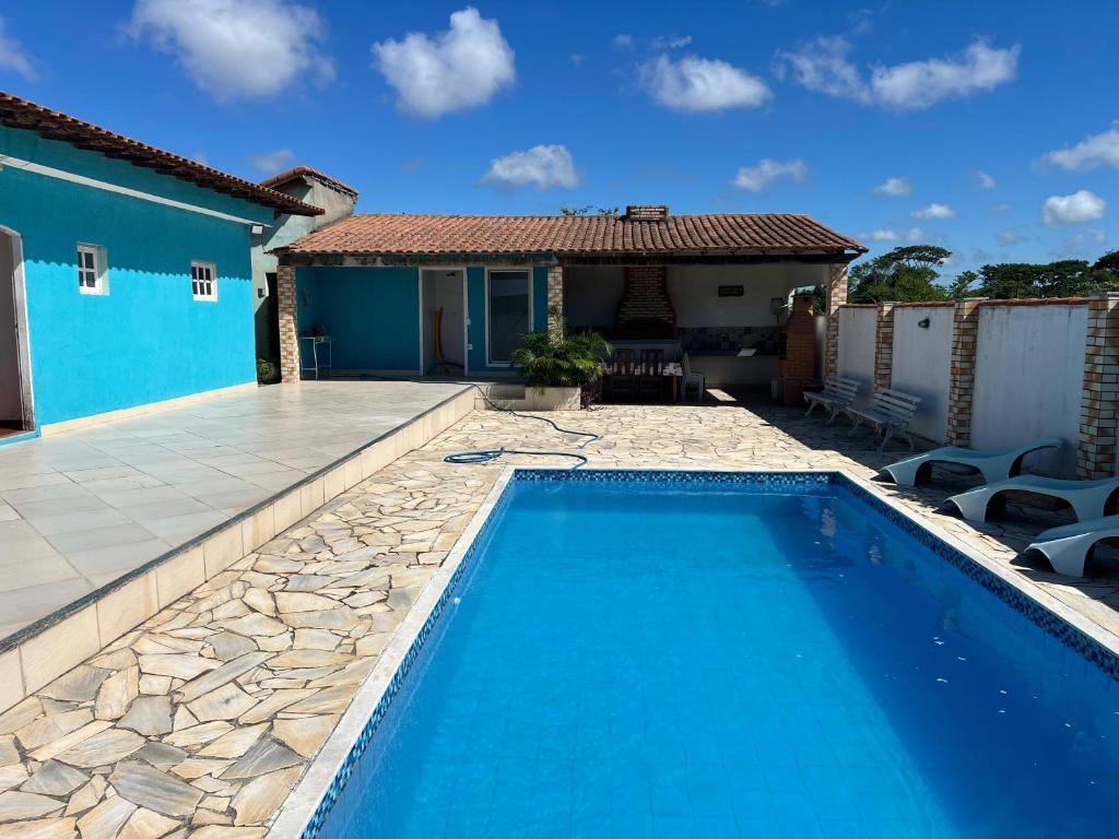 une piscine devant une maison dans l'établissement Casa na região dos lagos, à São Pedro da Aldeia