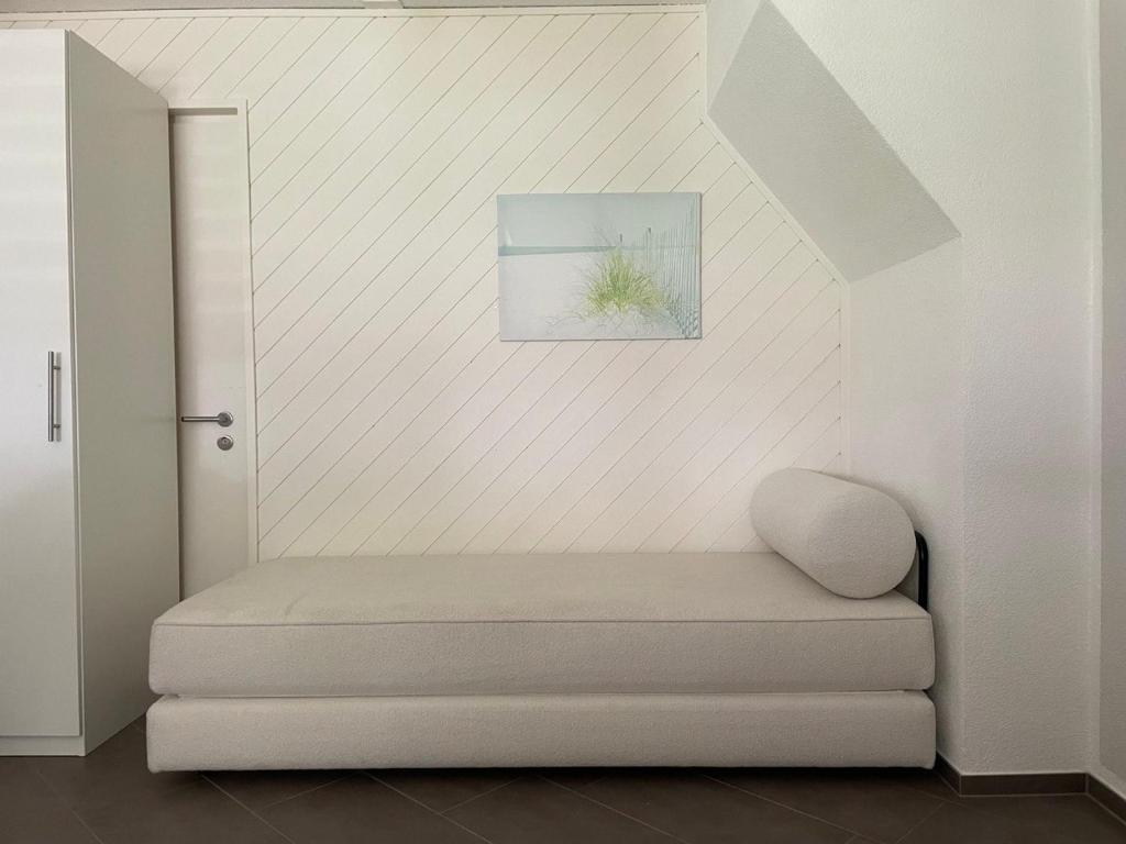 Posezení v ubytování modern lakeside flat with pool access - 80m2