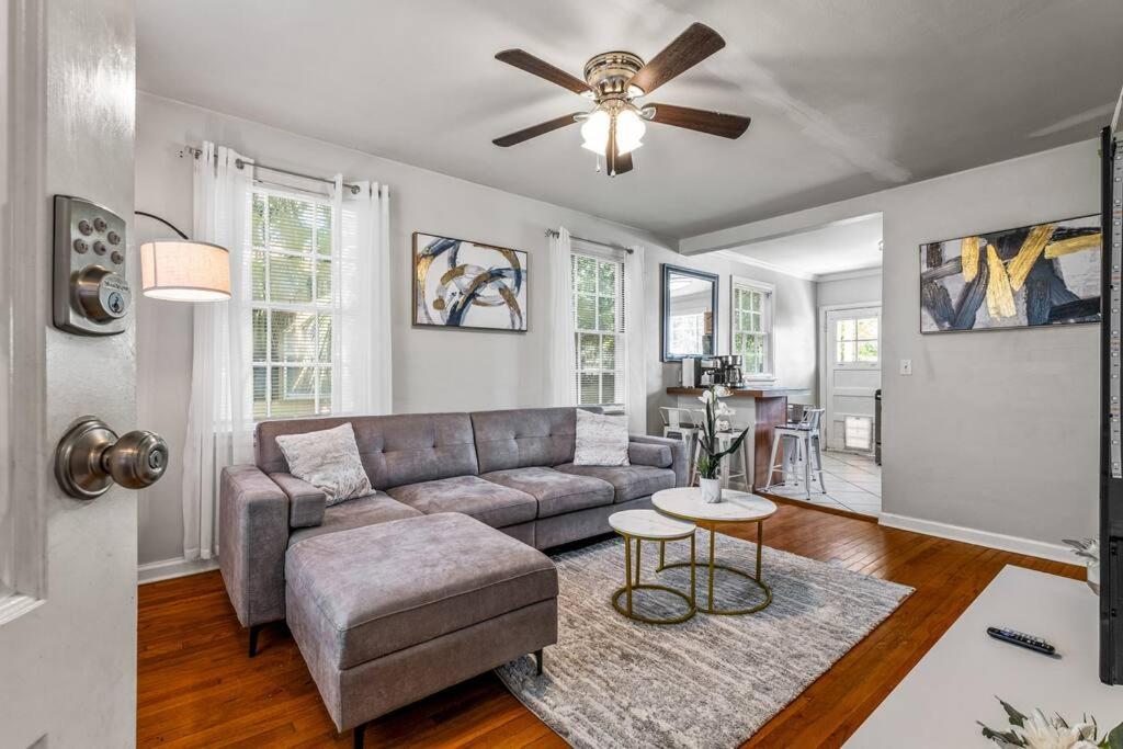 Χώρος καθιστικού στο East Hill Oasis Near Beaches & Downtown