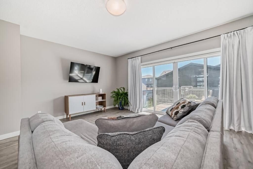 Χώρος καθιστικού στο Bright Pet Friendly SE Calgary Home