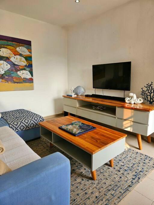 TV a/nebo společenská místnost v ubytování Modern town house with pool and 3 Bdrms