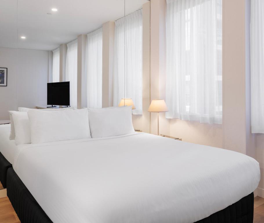 TV a/nebo společenská místnost v ubytování Oaks Melbourne on Collins Suites
