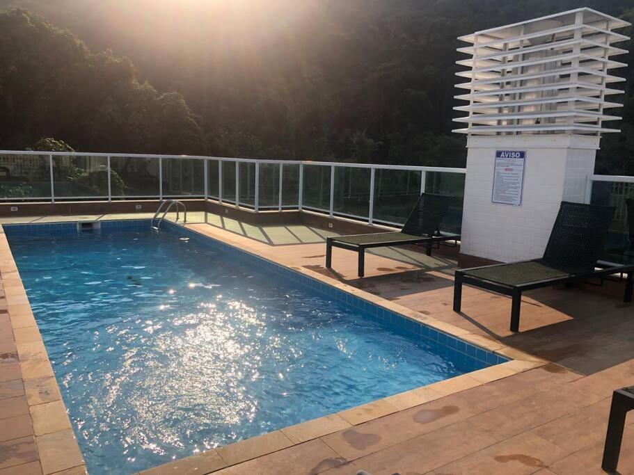 a large swimming pool on top of a building at Apartamento aconchegante na Praia in Ubatuba