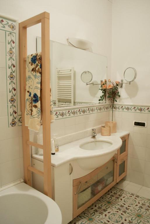 A bathroom at Maison Étoile