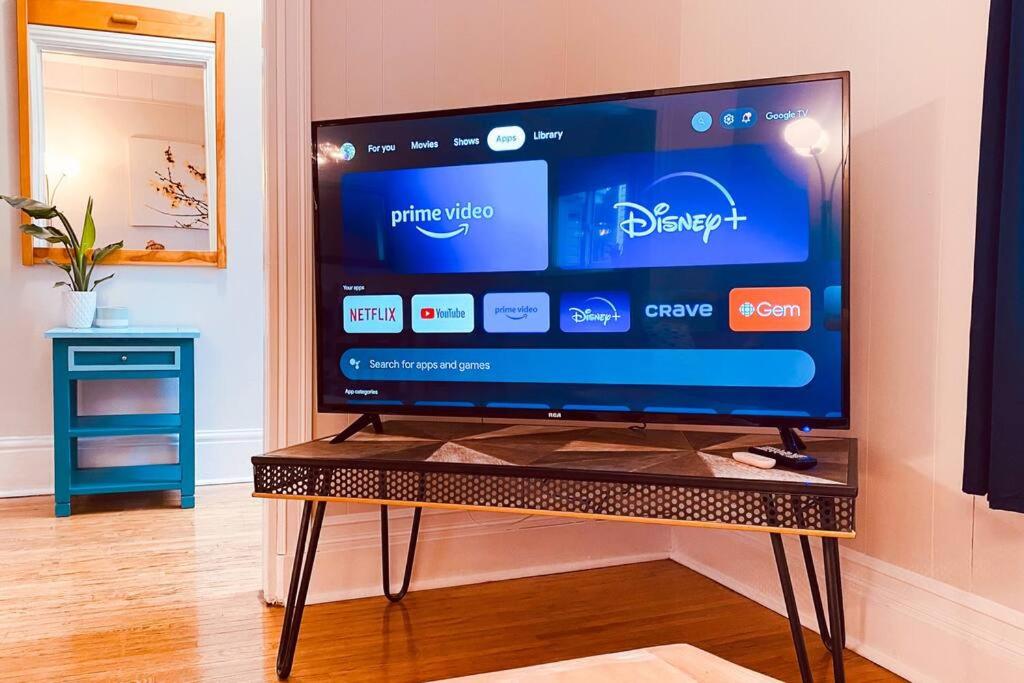TV a/nebo společenská místnost v ubytování KingstonStays Happy House, Free Parking, Downtown