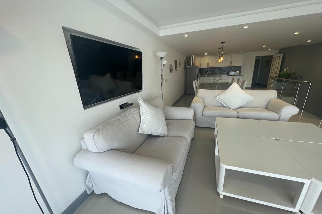 TV a/nebo společenská místnost v ubytování Swiss Villas Panoramic - SHA Certified