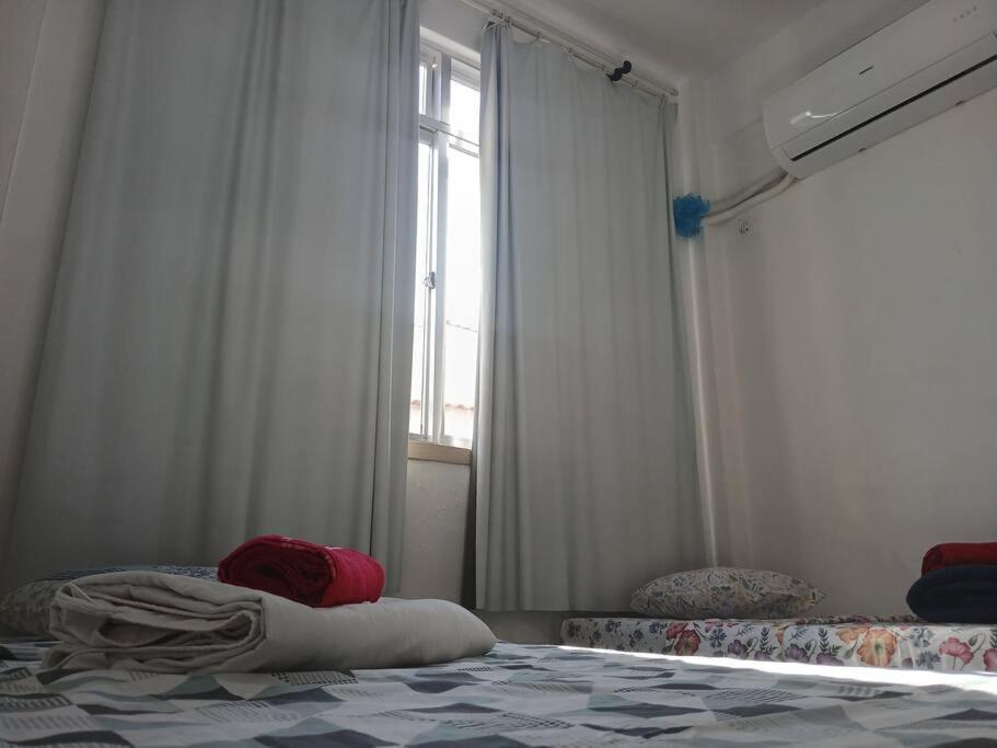 Postel nebo postele na pokoji v ubytování Quarto Privado Cama Casal ou Solteiros Apto