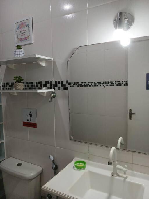 Koupelna v ubytování Quarto Privado Cama Casal ou Solteiros Apto