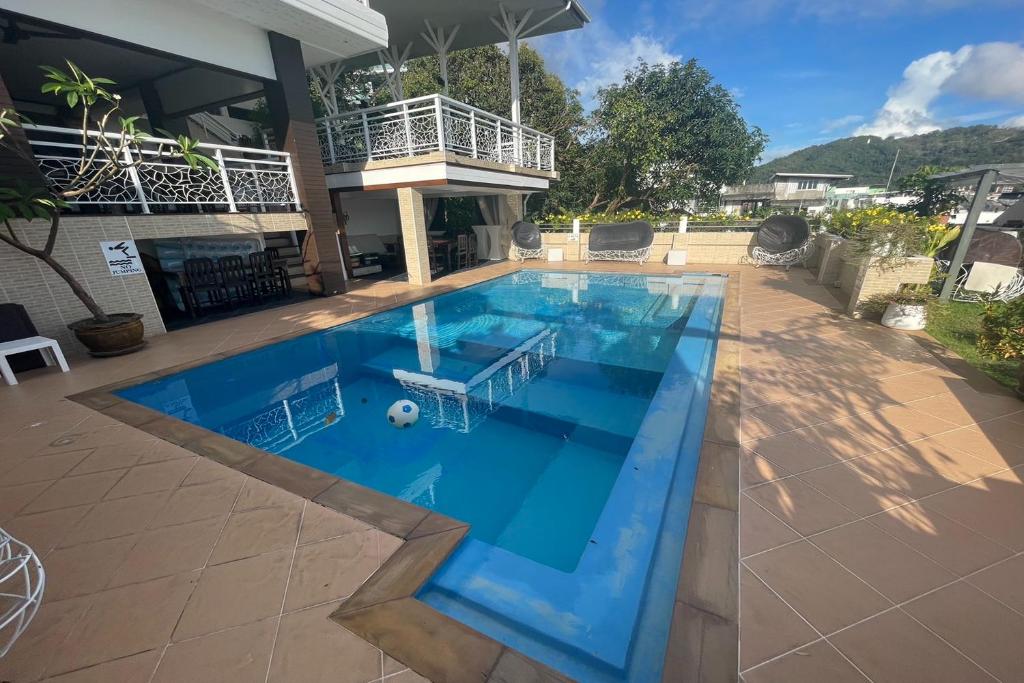 Bazén v ubytování Swiss Villas Panoramic - SHA Certified nebo v jeho okolí