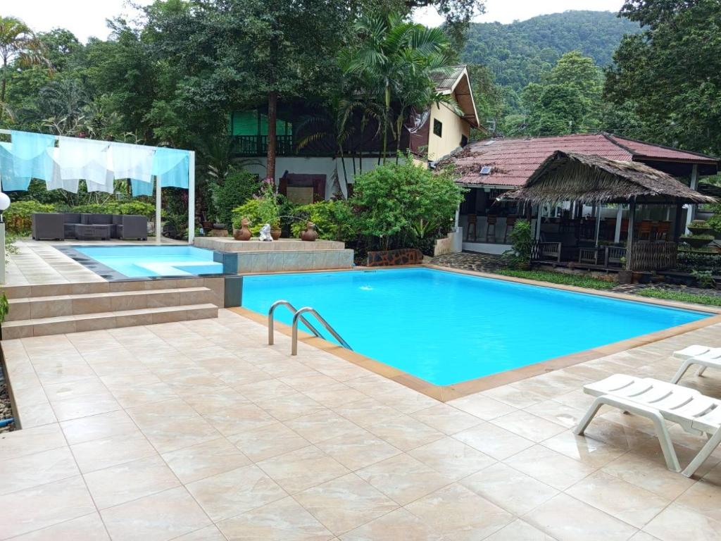 Bazén v ubytování Faye Orchid Garden Resort nebo v jeho okolí