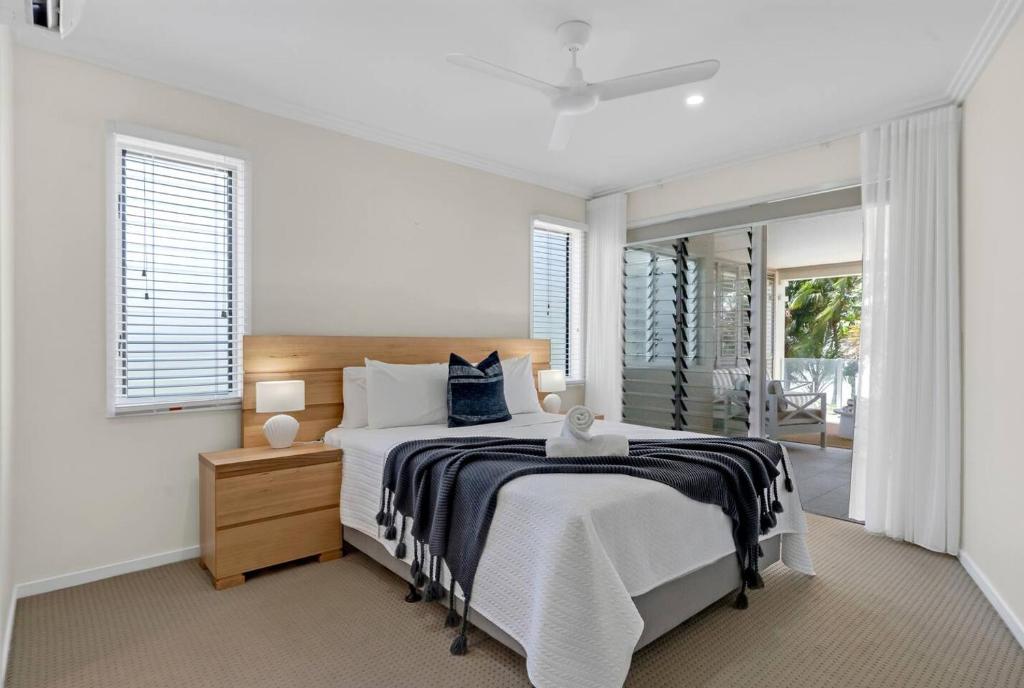 Postel nebo postele na pokoji v ubytování Celeste at Island Views - Resort Living by the Sea