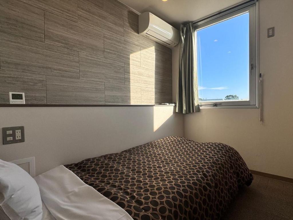 Postel nebo postele na pokoji v ubytování Business Hotel Okadaya Bayside