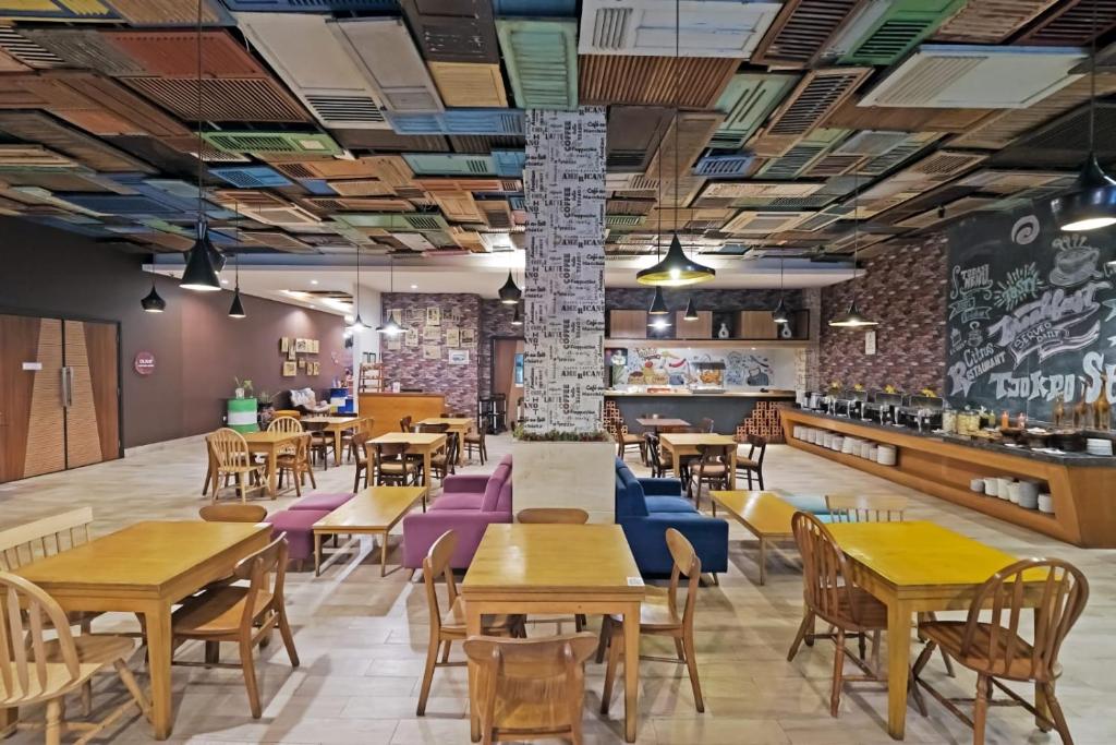 Restoran või mõni muu söögikoht majutusasutuses Tjokro Style Yogyakarta