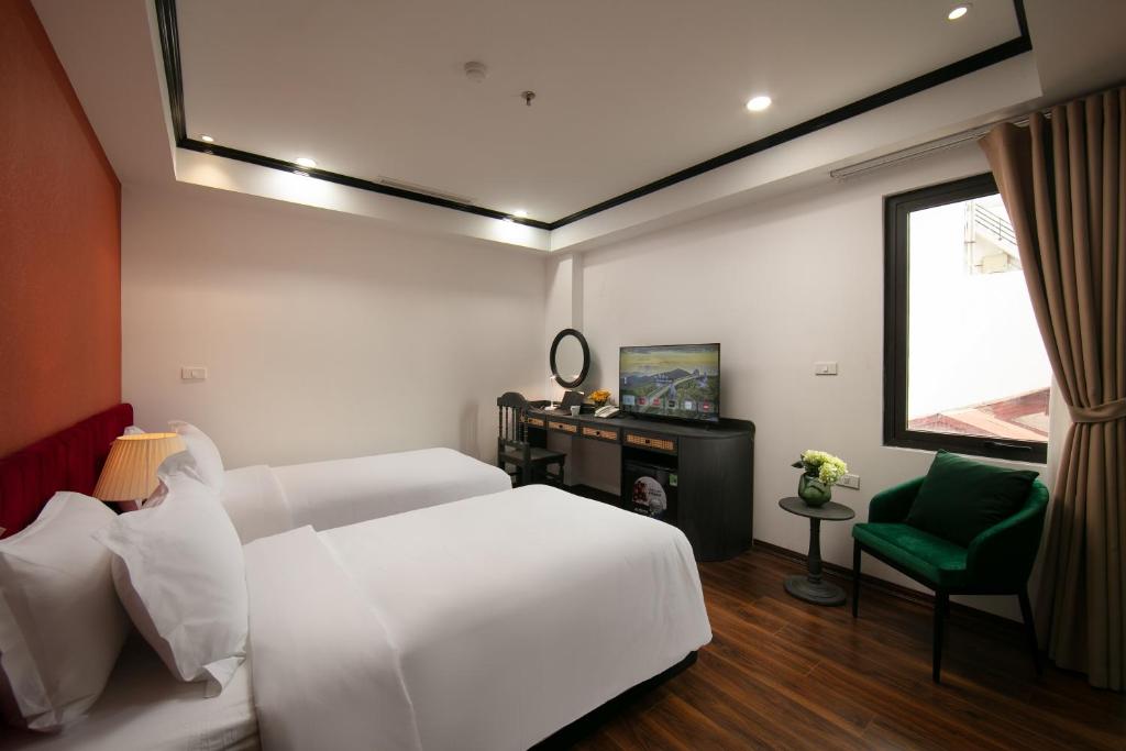 Postel nebo postele na pokoji v ubytování Hanoi Plaza Suite Hotel & Spa