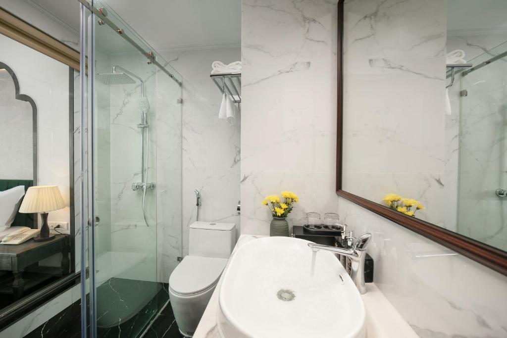 Koupelna v ubytování Hanoi Plaza Suite Hotel & Spa