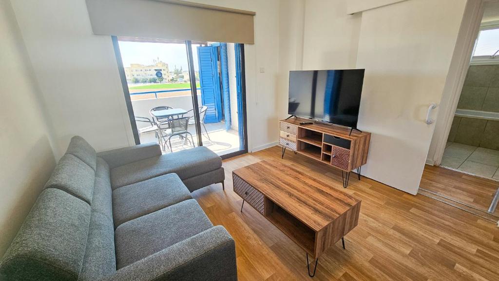 TV a/nebo společenská místnost v ubytování Beachside Hideaway Apartment, 200m to the Havana Beach