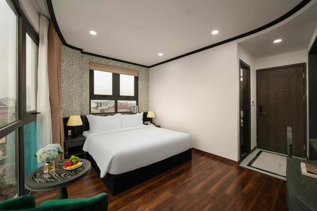 Postel nebo postele na pokoji v ubytování Hanoi Plaza Suite Hotel & Spa