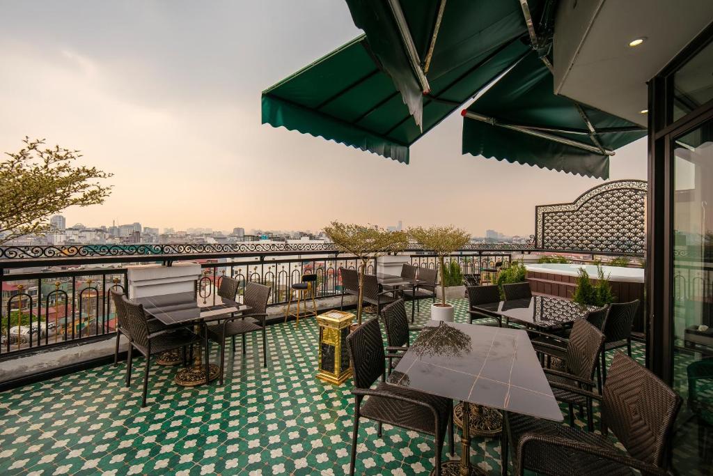 Balkón nebo terasa v ubytování Hanoi Plaza Suite Hotel & Spa